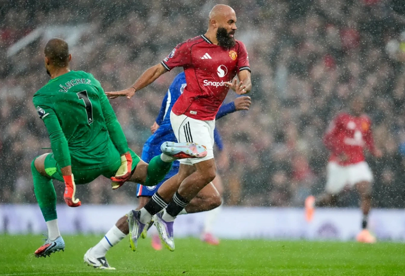 Chelsea gục ngã trước MU, Sanchez cúi đầu nhận lỗi